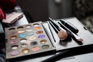 Make-up colorful eyeshadow palettes with brushes