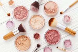 Foundation och rouge i puderform
